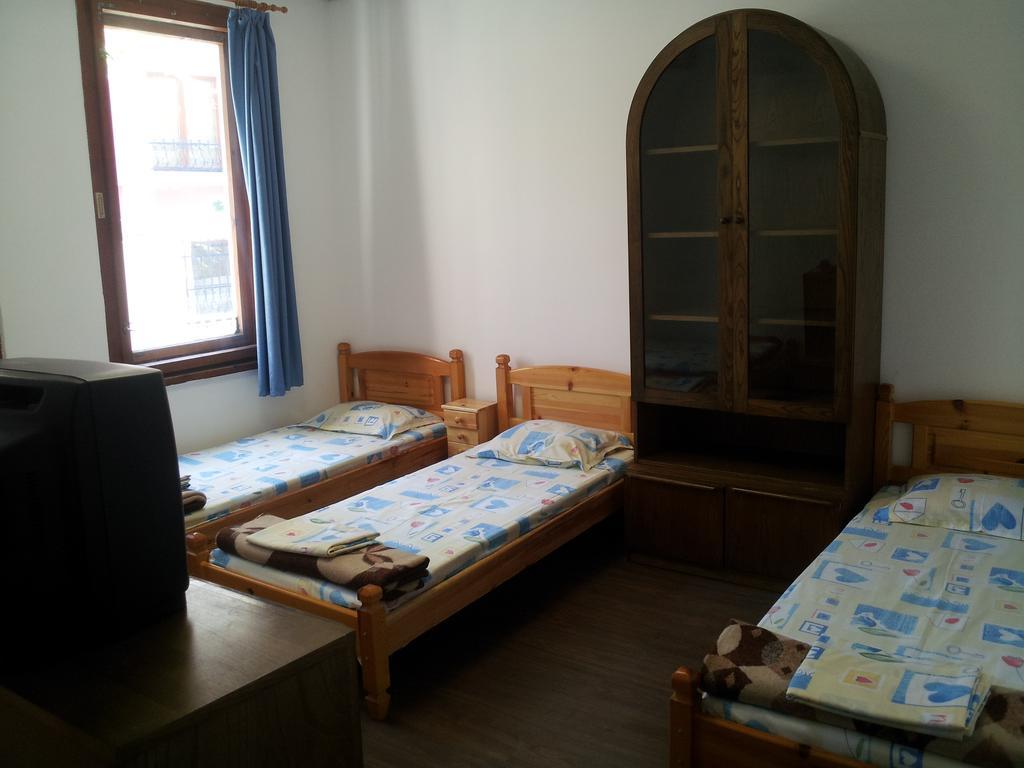 Old House Hostel Burgasz Szoba fotó
